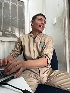 santiObrero online show from April 2026 04:59:01 PM