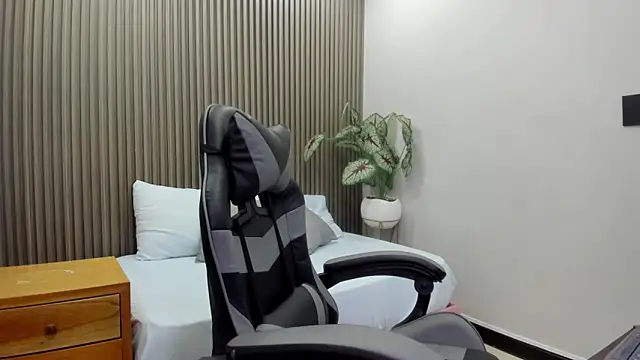 Snapshot of mila_pinkett chatting on February 2026 07:12:01 PM mila pinkett online show from February 2026 07:12:01 PM