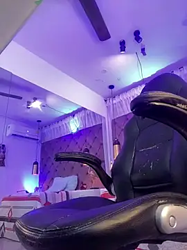 Auri   online show from May 2026 07:33:01 PM