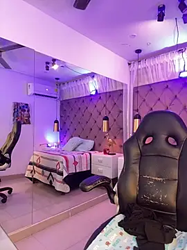 Auri   online show from May 2026 07:30:02 PM