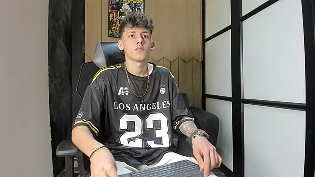 Snapshot of mikebenefleck_01 chatting on February 2026 12:20:02 PM mikebenefleck 01 online show from February 2026 12:20:02 PM