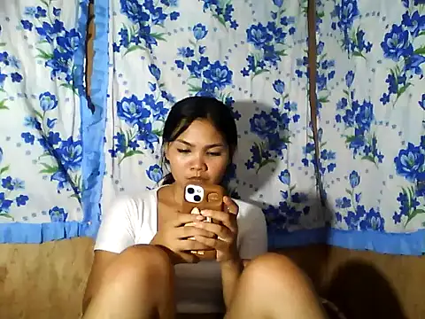 Snapshot of PinaySkinnyJust18 chatting on April 2026 12:43:01 PM PinaySkinnyJust18 online show from April 2026 12:43:01 PM