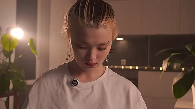 Snapshot of EleniRoeber chatting on February 2026 04:25:02 PM EleniRoeber online show from February 2026 04:25:02 PM