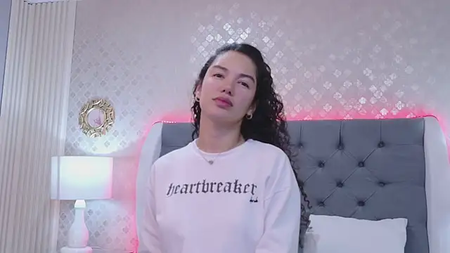 Snapshot of RoxanaAngel chatting on February 2026 01:17:01 PM RoxanaAngel online show from February 2026 01:17:01 PM