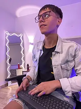 Snapshot of EVAN_TAY chatting on February 2026 03:05:02 AM EVAN TAY online show from February 2026 03:05:02 AM