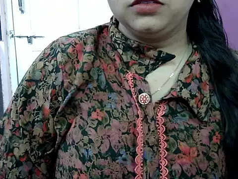 Cute Aliyaa online show from May 2026 02:01:02 PM