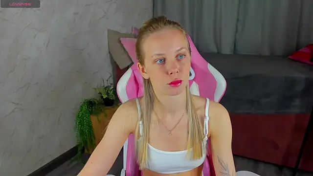 Snapshot of Tesssa_Young chatting on April 2026 12:44:02 AM Tesssa Young online show from April 2026 12:44:02 AM