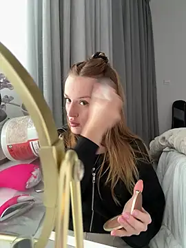 Snapshot of madlynn chatting on February 2026 01:05:01 PM madlynn online show from February 2026 01:05:01 PM