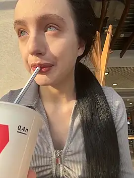 Snapshot of MiaTee chatting on February 2026 04:06:02 AM MiaTee online show from February 2026 04:06:02 AM