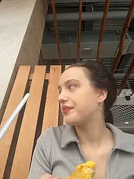 Snapshot of MiaTee chatting on February 2026 04:18:02 AM MiaTee online show from February 2026 04:18:02 AM