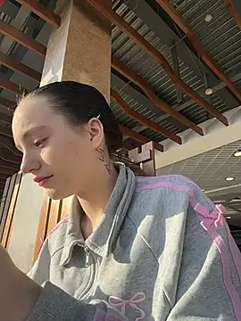 Snapshot of MiaTee chatting on February 2026 04:00:01 AM MiaTee online show from February 2026 04:00:01 AM