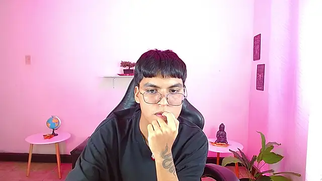 Maecum18 online show from May 2026 08:51:01 PM