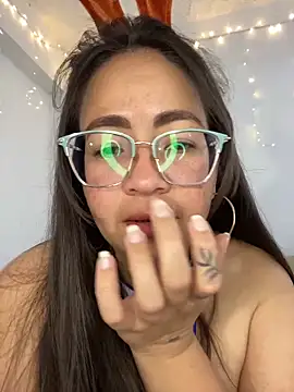 Snapshot of alisbloom chatting on February 2026 06:06:02 PM alisbloom online show from February 2026 06:06:02 PM