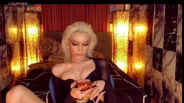 Snapshot of SeductiveSamanthaTS chatting on June 2026 03:41:02 AM SeductiveSamanthaTS online show from June 2026 03:41:02 AM