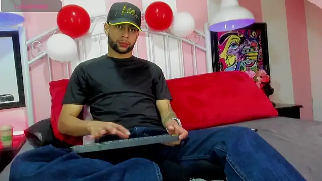 Snapshot of Aiden_Cash7 chatting on February 2026 04:31:01 AM Aiden Cash7 online show from February 2026 04:31:01 AM