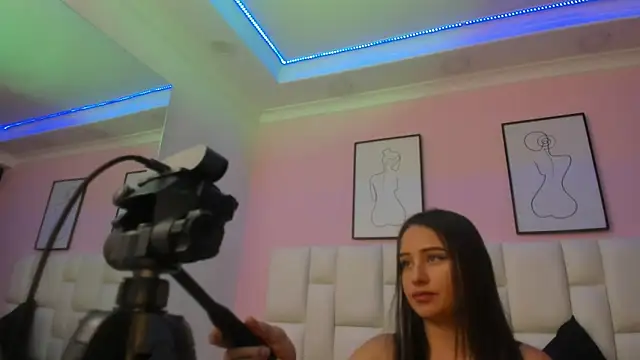 SARHA ANTONELLI online show from June 2026 12:18:01 PM