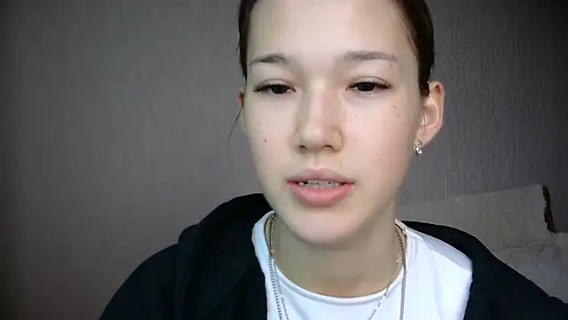 Snapshot of lilXdomiii chatting on May 2026 04:18:01 AM lilXdomiii online show from May 2026 04:18:01 AM