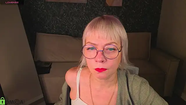 Snapshot of Ann_Annise chatting on February 2026 01:03:02 AM Ann Annise online show from February 2026 01:03:02 AM