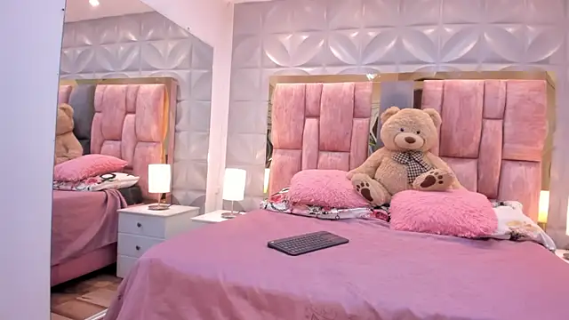 Paris Velvet online show from April 2026 11:38:01 PM