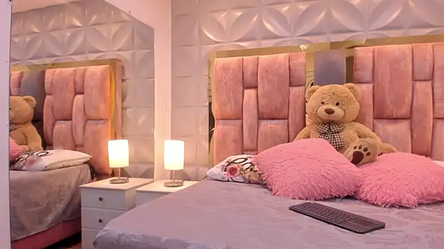 Paris Velvet online show from April 2026 10:14:02 PM