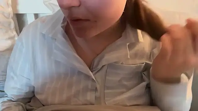 Lucyschickt online show from April 2026 05:05:01 AM