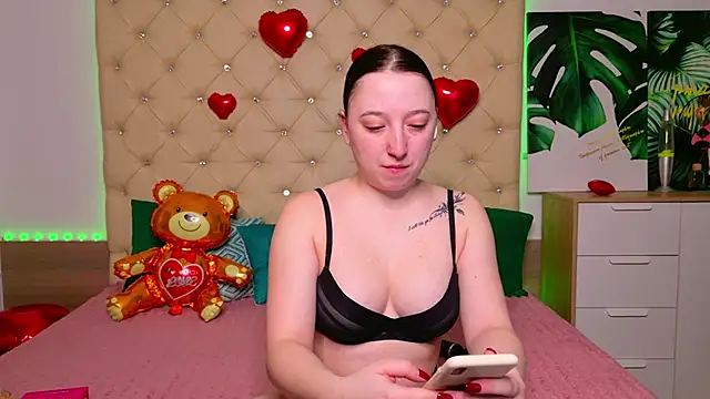 Snapshot of AwaMax chatting on February 2026 05:57:01 AM AwaMax online show from February 2026 05:57:01 AM