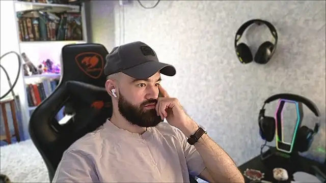 Snapshot of _Mostly_ chatting on March 2026 05:02:01 AM Mostly online show from March 2026 05:02:01 AM