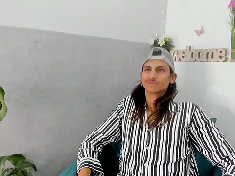 Snapshot of Noha-Smith chatting on February 2026 04:33:01 AM Noha-Smith online show from February 2026 04:33:01 AM