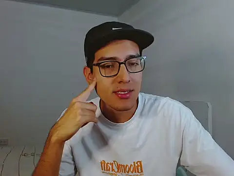 Snapshot of NickFin chatting on May 2026 05:40:01 PM NickFin online show from May 2026 05:40:01 PM