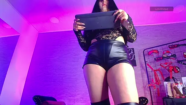 Snapshot of MadameDaphnee chatting on February 2026 11:05:02 AM MadameDaphnee online show from February 2026 11:05:02 AM