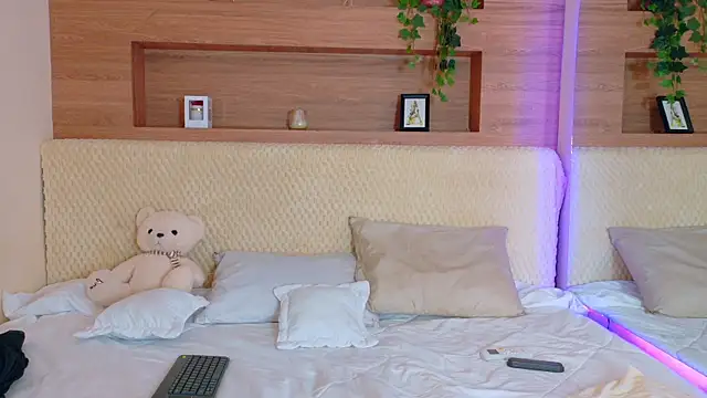 Snapshot of VioletBloomm chatting on February 2026 11:29:01 AM VioletBloomm online show from February 2026 11:29:01 AM