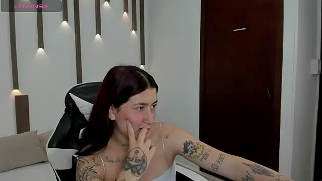 charlottee27  online show from April 2026 02:11:02 AM