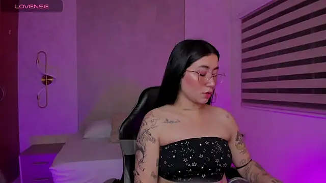 charlottee27  online show from May 2026 02:07:02 AM