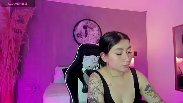 charlottee27  online show from May 2026 01:57:16 AM