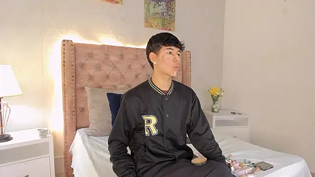 Snapshot of noah_lewiss chatting on February 2026 10:33:01 AM noah lewiss online show from February 2026 10:33:01 AM