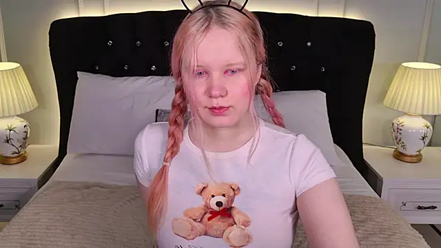 AnnieVibe online show from April 2026 05:32:02 PM