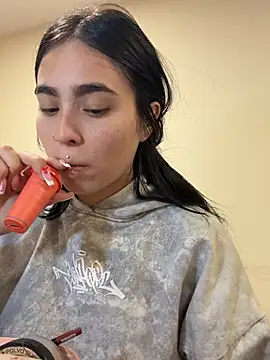 Sara Fernandez  online show from April 2026 02:17:02 PM