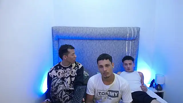 Snapshot of The_twinks_ chatting on February 2026 03:48:01 AM The twinks online show from February 2026 03:48:01 AM