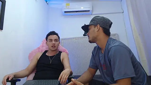 Snapshot of The_twinks_ chatting on February 2026 04:05:02 AM The twinks online show from February 2026 04:05:02 AM