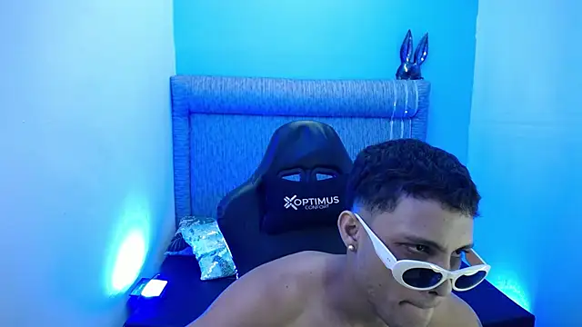 Snapshot of The_twinks_ chatting on February 2026 06:26:01 AM The twinks online show from February 2026 06:26:01 AM