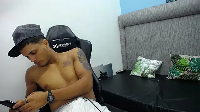 Snapshot of The_twinks_ chatting on February 2026 03:15:02 AM The twinks online show from February 2026 03:15:02 AM