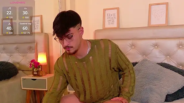 Snapshot of Aiden_Gray chatting on February 2026 09:10:02 PM Aiden Gray online show from February 2026 09:10:02 PM