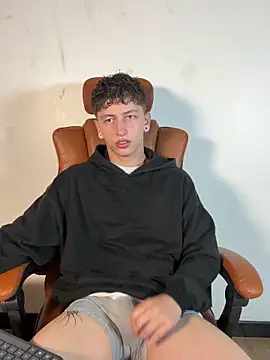 Snapshot of ARON_LUXX chatting on March 2026 06:34:02 PM ARON LUXX online show from March 2026 06:34:02 PM