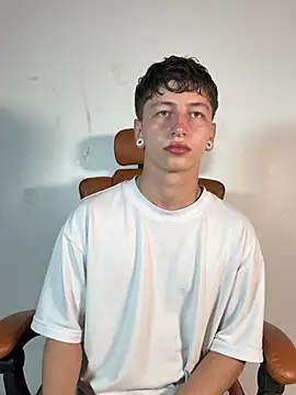 Snapshot of ARON_LUXX chatting on March 2026 11:20:02 PM ARON LUXX online show from March 2026 11:20:02 PM