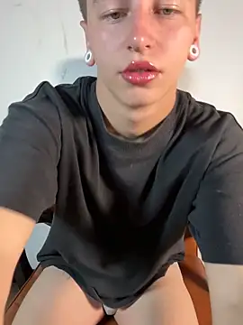 Snapshot of ARON_LUXX chatting on March 2026 04:01:02 PM ARON LUXX online show from March 2026 04:01:02 PM