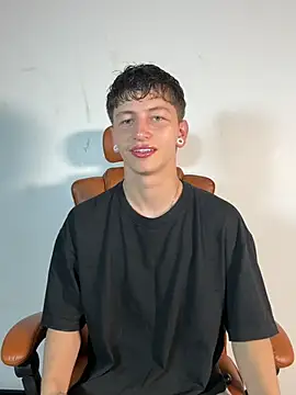 Snapshot of ARON_LUXX chatting on March 2026 04:32:01 PM ARON LUXX online show from March 2026 04:32:01 PM