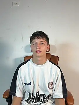 Snapshot of ARON_LUXX chatting on March 2026 04:01:01 PM ARON LUXX online show from March 2026 04:01:01 PM