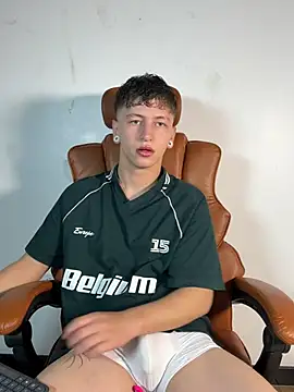 Snapshot of ARON_LUXX chatting on March 2026 02:33:01 PM ARON LUXX online show from March 2026 02:33:01 PM