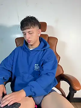 Snapshot of ARON_LUXX chatting on March 2026 03:12:01 PM ARON LUXX online show from March 2026 03:12:01 PM