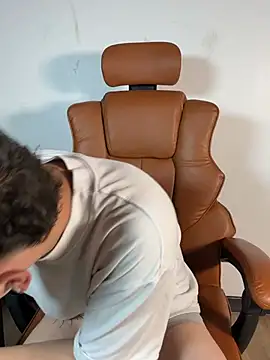 Snapshot of ARON_LUXX chatting on March 2026 01:00:01 PM ARON LUXX online show from March 2026 01:00:01 PM